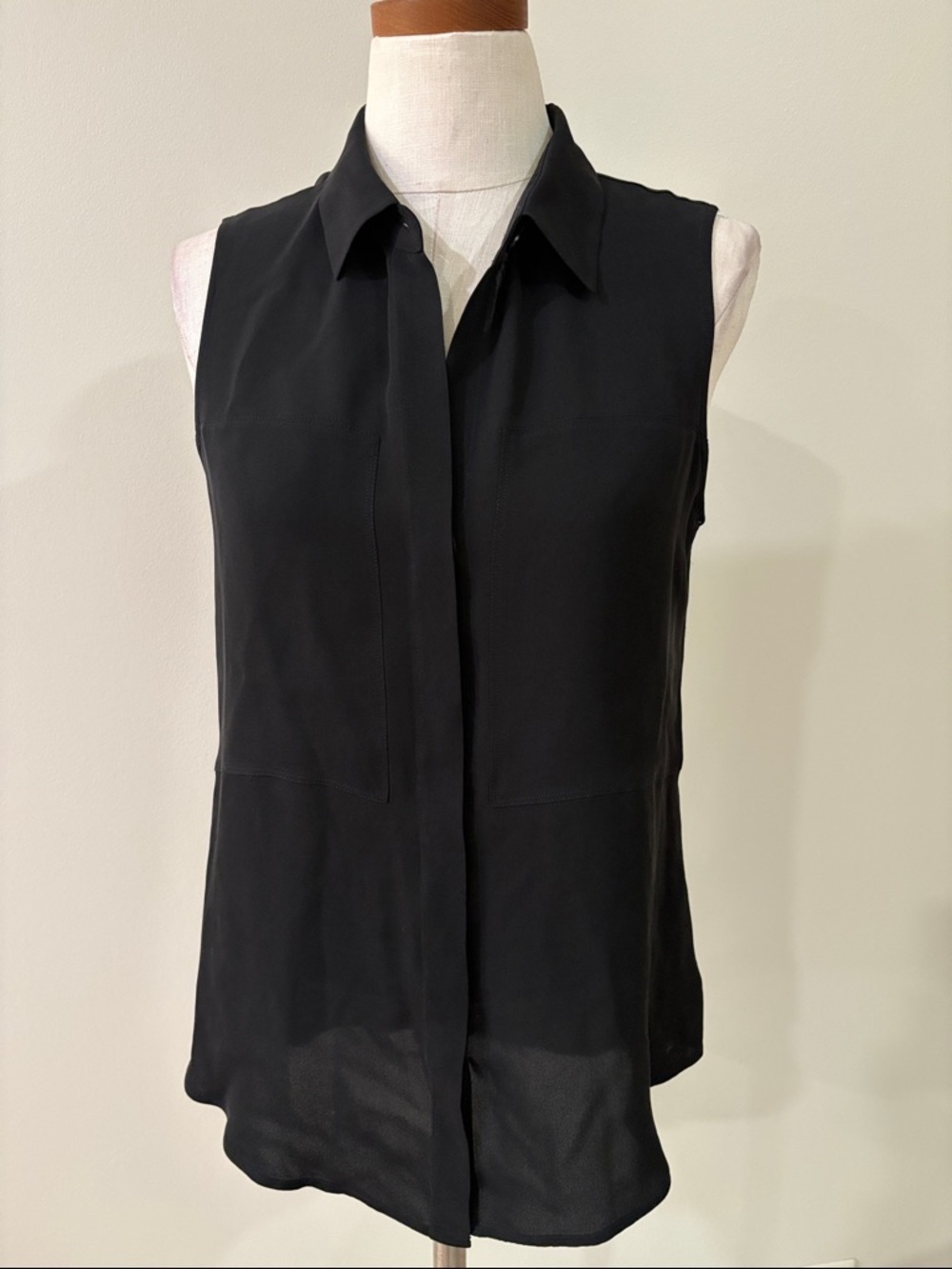 Theory women’s Black 100% SILK Sleeveless Button-Down Collared Top size Large